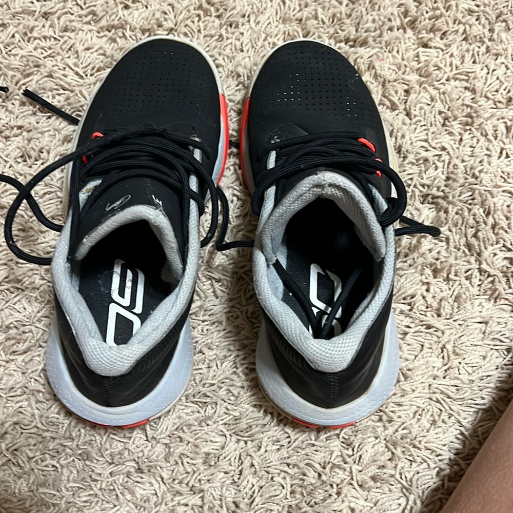 Boys under armour sneakers, good condition, size 5 youth, need to be cleaned